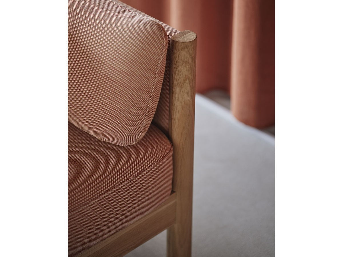 Canapé Castor Lobby 3 places en chêne massif et tissu, BIG-GAME pour Karimoku New Standard — vue studio n°9 | Antifer