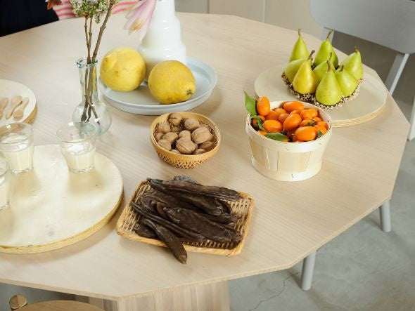 Table Colour Wood ø120 en bois massif teinté, Scholten & Baijings pour Karimoku New Standard — vue studio n°9 | Antifer