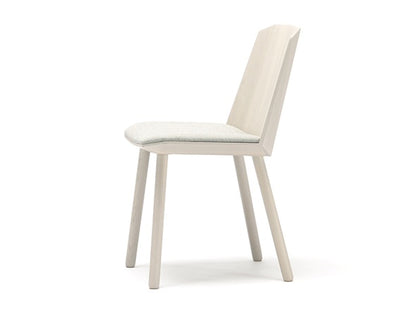 Chaise Colour Wood en bois teinté, Scholten & Baijings pour Karimoku New Standard — vue studio n°9 | Antifer