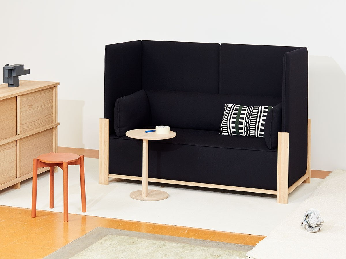 Canapé Fence 2 places en bois massif et tissu, Geckeler Michels pour Karimoku New Standard — vue studio n°9 | Antifer