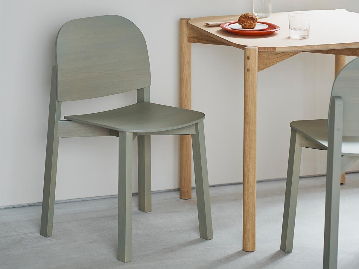 Chaise Polar en bois massif, Moritz Schlatter pour Karimoku New Standard — vue studio n°9 | Antifer