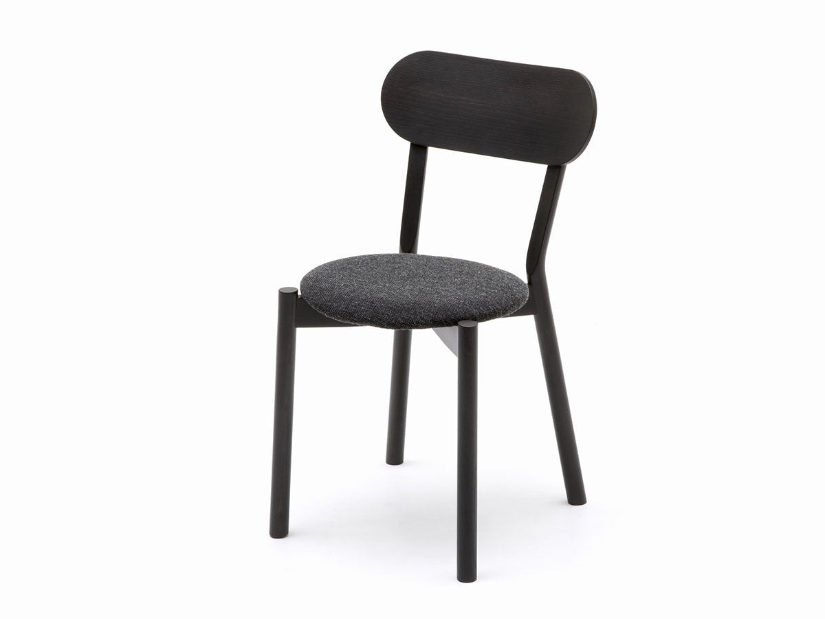 Chaise Castor Plus Pad en chêne massif et tissu, BIG-GAME pour Karimoku New Standard — vue studio n°10 | Antifer