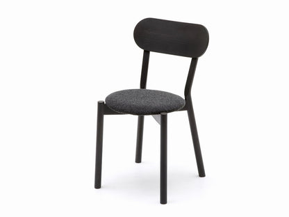 Chaise Castor Plus Pad en chêne massif et tissu, BIG-GAME pour Karimoku New Standard — vue studio n°10 | Antifer