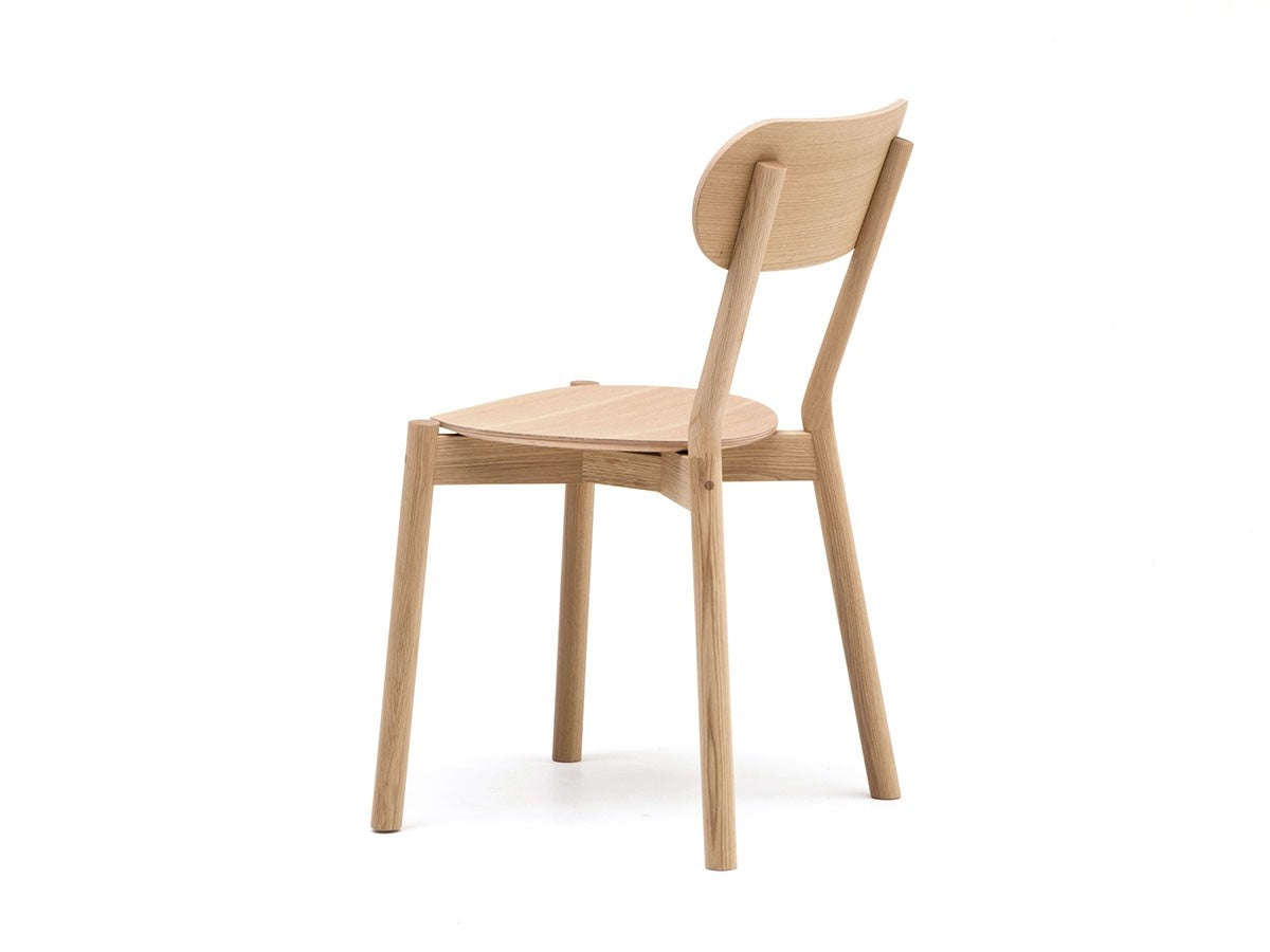 Chaise Castor Plus en chêne massif, BIG-GAME pour Karimoku New Standard — vue studio n°10 | Antifer