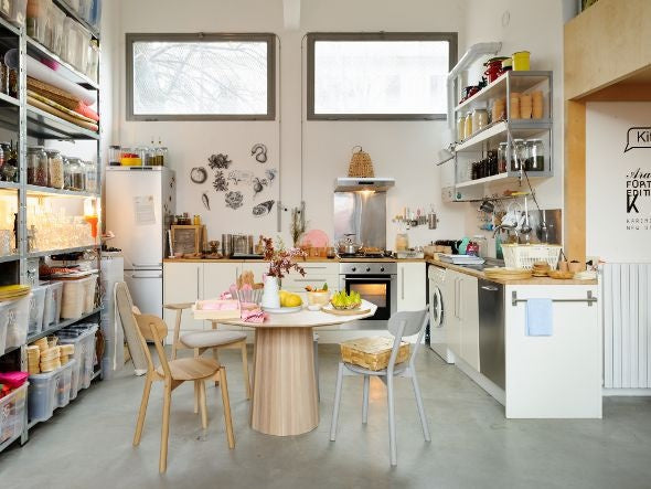 Table Colour Wood ø120 en bois massif teinté, Scholten & Baijings pour Karimoku New Standard — vue studio n°10 | Antifer