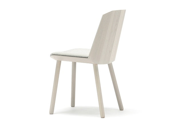 Chaise Colour Wood en bois teinté, Scholten & Baijings pour Karimoku New Standard — vue studio n°10 | Antifer