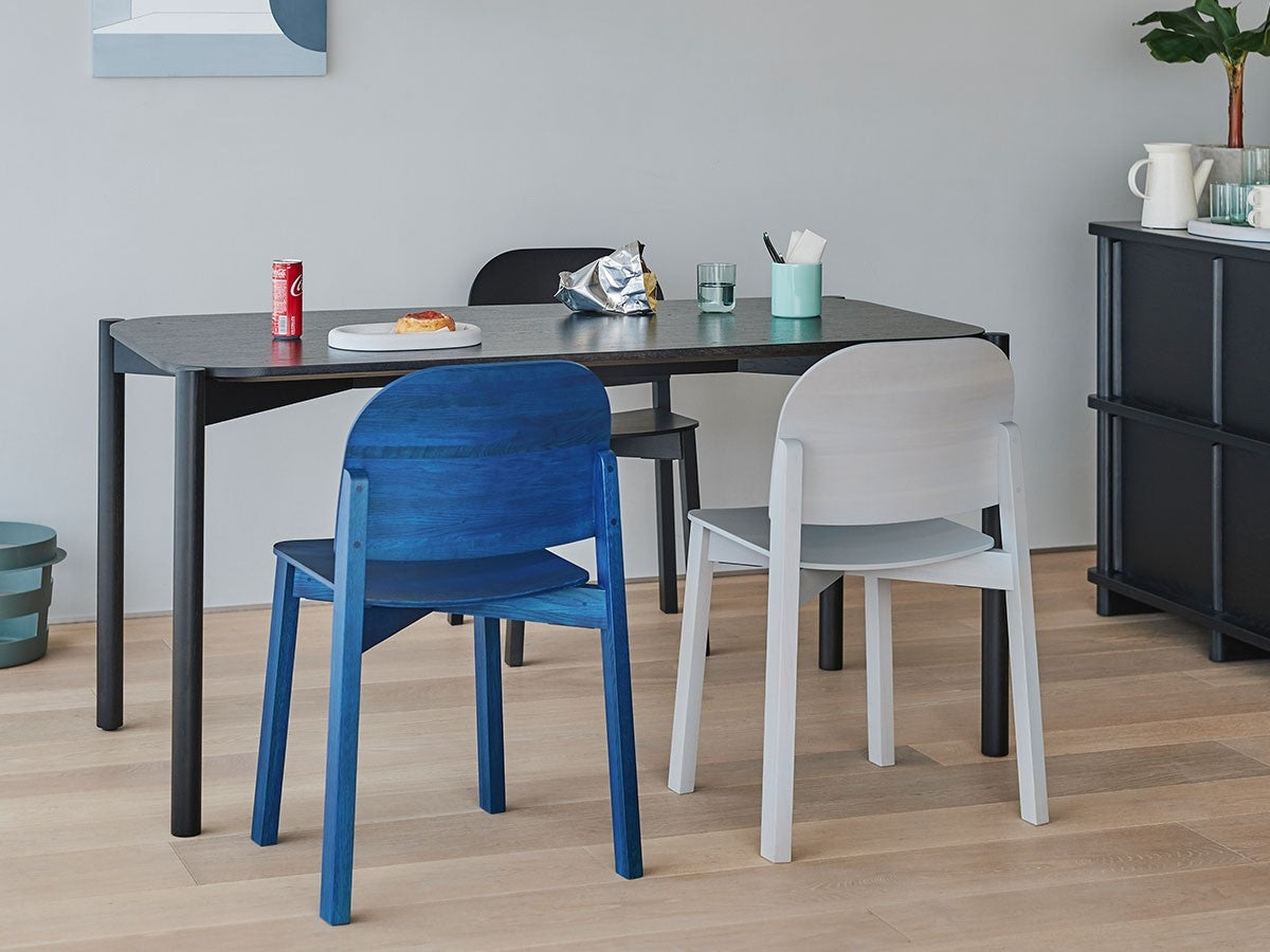 Chaise Polar en bois massif, Moritz Schlatter pour Karimoku New Standard — vue studio n°10 | Antifer
