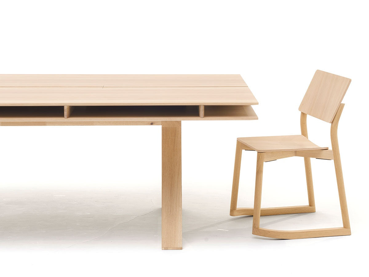 Bureau Spectrum à plan double en chêne clair avec chaise en chêne, Geckeler Michels — vue studio n°8 | Antifer