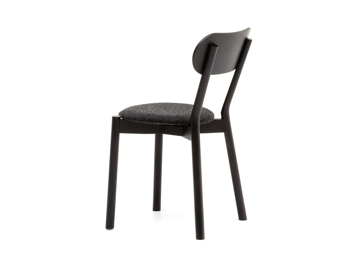 Chaise Castor Plus Pad en chêne massif et tissu, BIG-GAME pour Karimoku New Standard — vue studio n°11 | Antifer