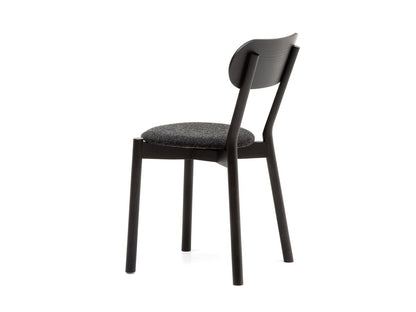 Chaise Castor Plus Pad en chêne massif et tissu, BIG-GAME pour Karimoku New Standard — vue studio n°11 | Antifer