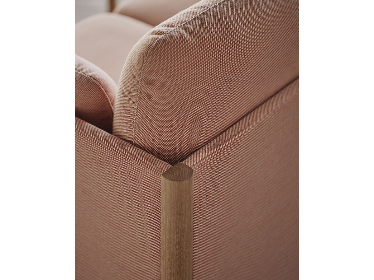 Canapé Castor Lobby 2 places en chêne massif et tissu, BIG-GAME pour Karimoku New Standard — vue studio n°11 | Antifer
