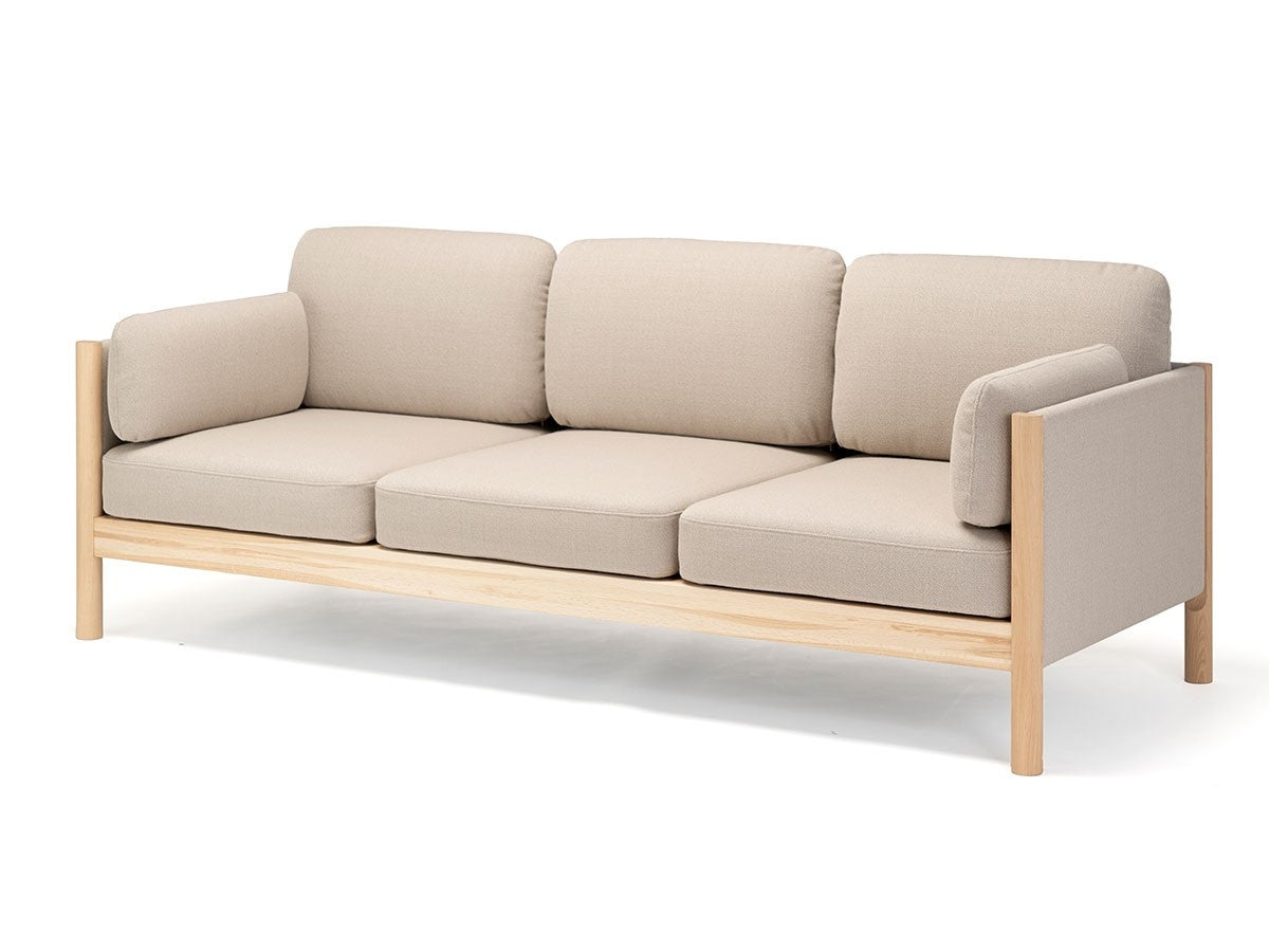 Canapé Castor Lobby 3 places en chêne massif et tissu, BIG-GAME pour Karimoku New Standard — vue studio n°11 | Antifer