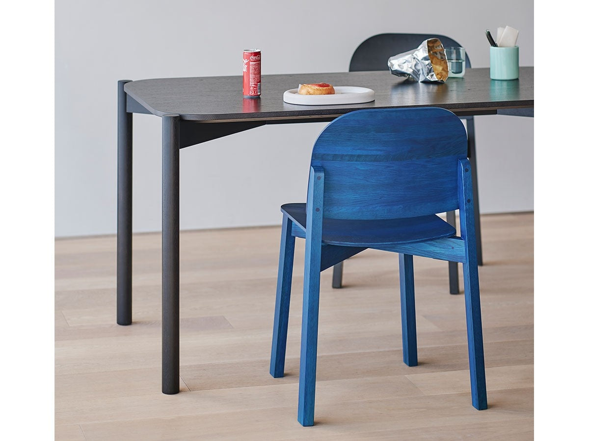 Chaise Polar en bois massif, Moritz Schlatter pour Karimoku New Standard — vue studio n°11 | Antifer