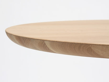 Table bistrot Scout — détail du chant biseauté du plateau rond en chêne massif | Antifer