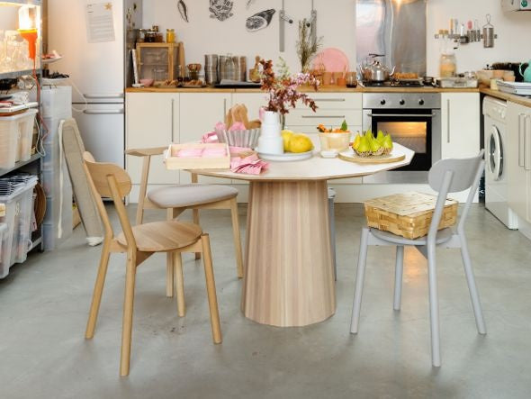 Chaises Castor autour d'une table ronde, cadrage rapproché dans une cuisine d'atelier | Antifer
