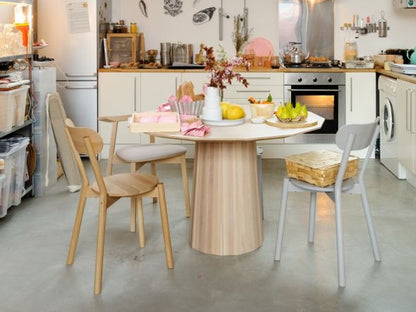 Chaises Castor autour d'une table ronde, cadrage rapproché dans une cuisine d'atelier | Antifer