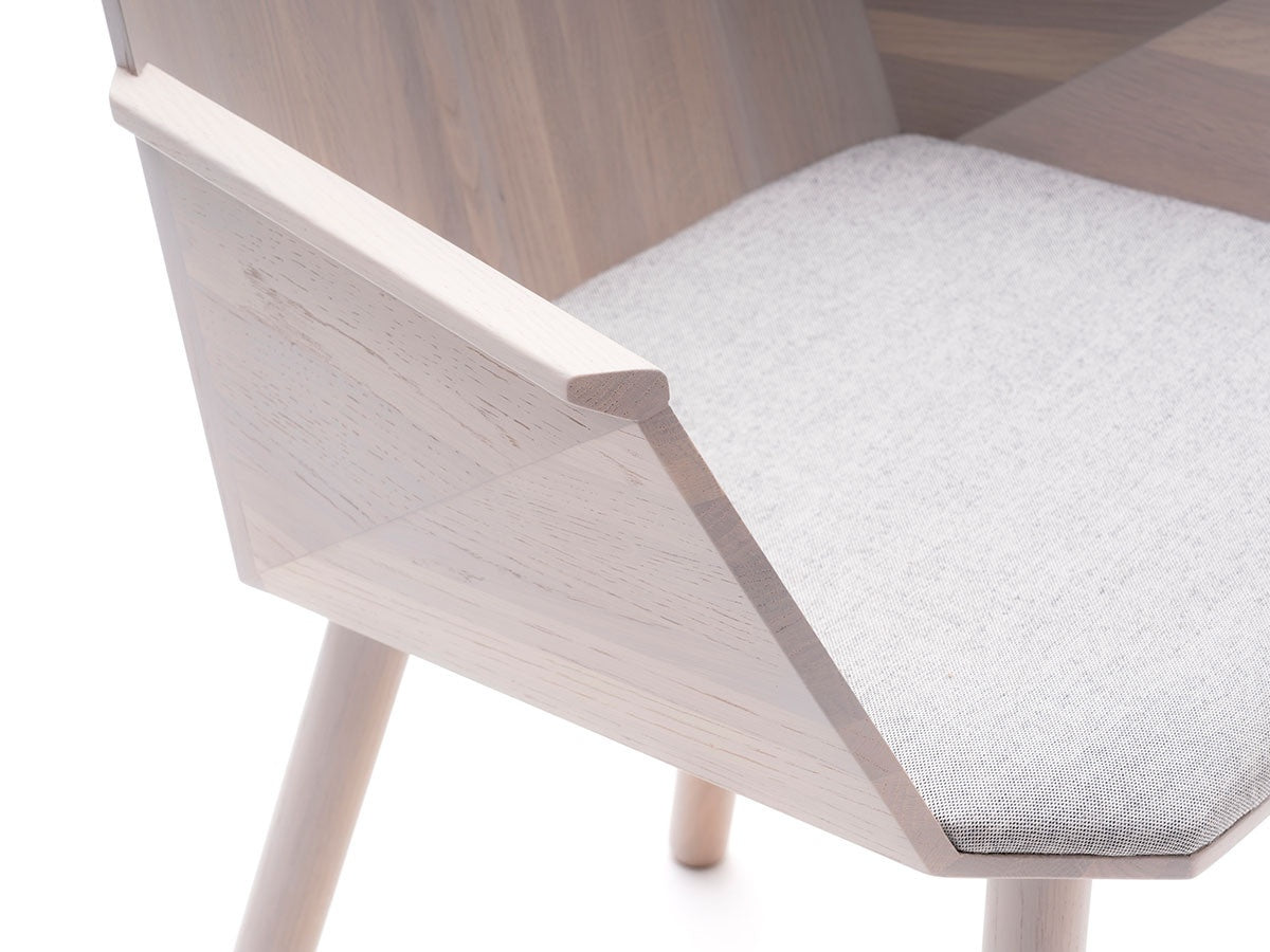 Fauteuil Colour Wood en bois teinté, Scholten & Baijings pour Karimoku New Standard — vue studio n°12 | Antifer