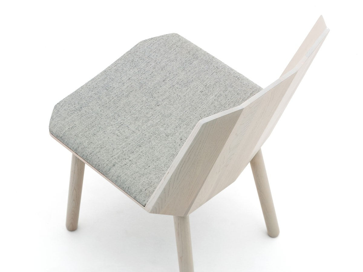 Chaise Colour Wood en bois teinté, Scholten & Baijings pour Karimoku New Standard — vue studio n°12 | Antifer