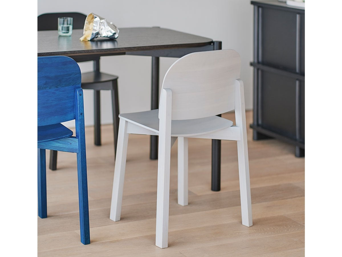 Chaise Polar en bois massif, Moritz Schlatter pour Karimoku New Standard — vue studio n°12 | Antifer