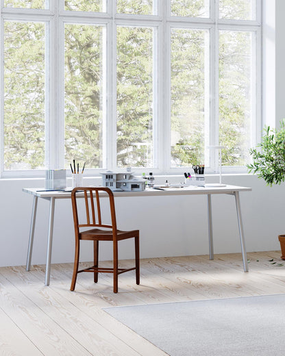 Scrivania Run Emeco in uno studio con vetrata — alluminio — design Sam Hecht & Kim Colin | Antifer