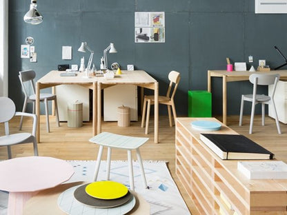 Chaises Castor autour des tables d'un bureau, avec tabouret et cloison en chêne | Antifer