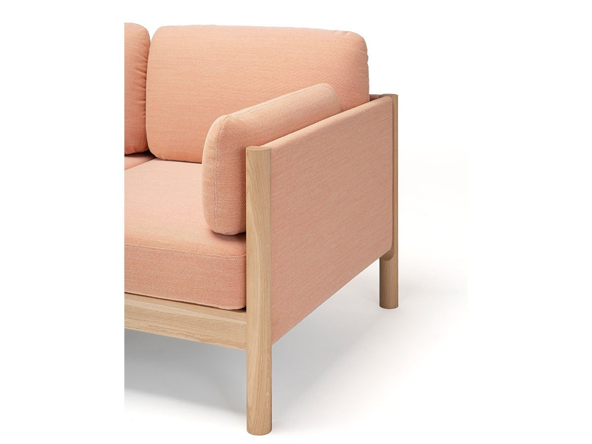 Canapé Castor Lobby 2 places en chêne massif et tissu, BIG-GAME pour Karimoku New Standard — vue studio n°13 | Antifer