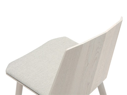 Chaise Colour Wood en bois teinté, Scholten & Baijings pour Karimoku New Standard — vue studio n°13 | Antifer