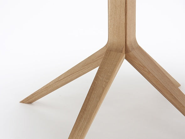 Table bistrot Scout — détail de la jonction du fût et des trois pieds en chêne | Antifer