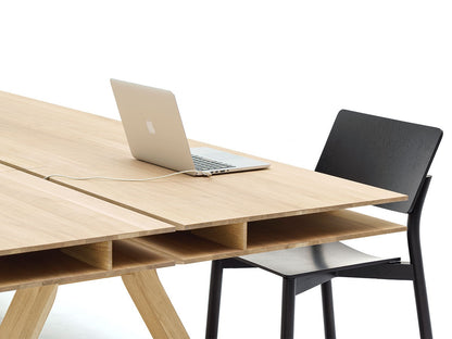 Bureau Spectrum à plan double en chêne clair avec ordinateur portable, Geckeler Michels — vue studio n°9 | Antifer