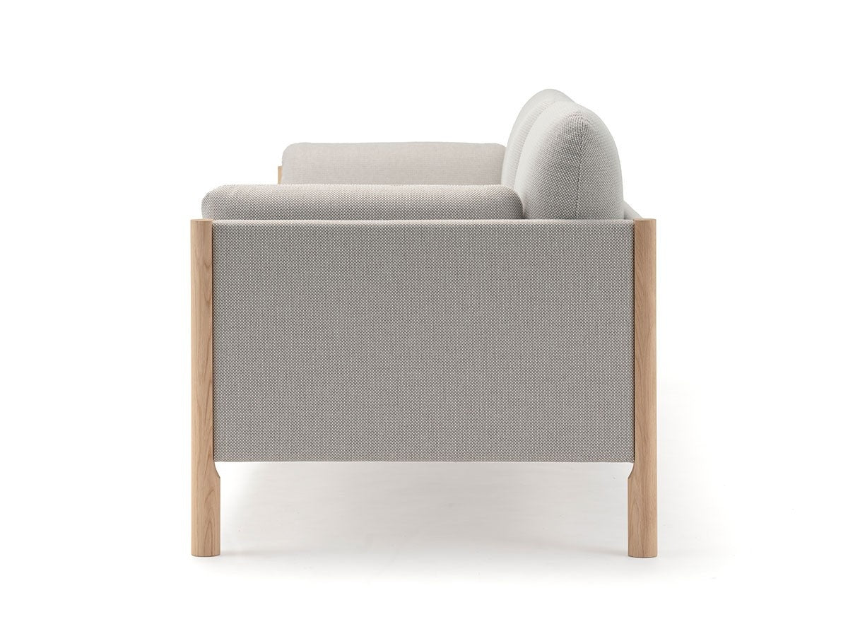 Canapé Castor Lobby 3 places en chêne massif et tissu, BIG-GAME pour Karimoku New Standard — vue studio n°14 | Antifer
