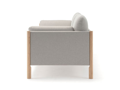 Canapé Castor Lobby 3 places en chêne massif et tissu, BIG-GAME pour Karimoku New Standard — vue studio n°14 | Antifer