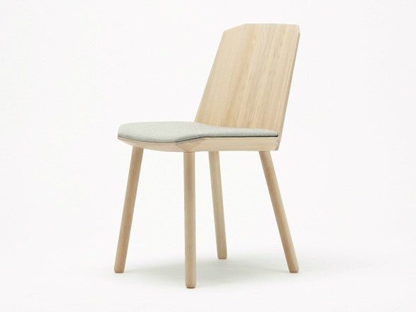 Chaise Colour Wood en bois teinté, Scholten & Baijings pour Karimoku New Standard — vue studio n°14 | Antifer