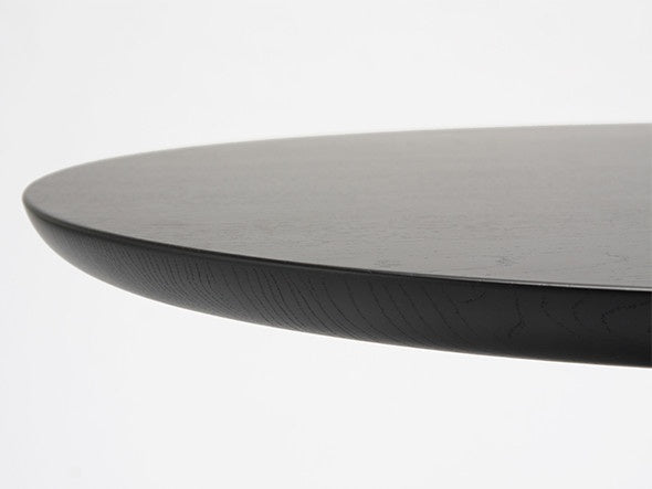 Table bistrot Scout — détail du chant biseauté du plateau rond en chêne teinté noir | Antifer