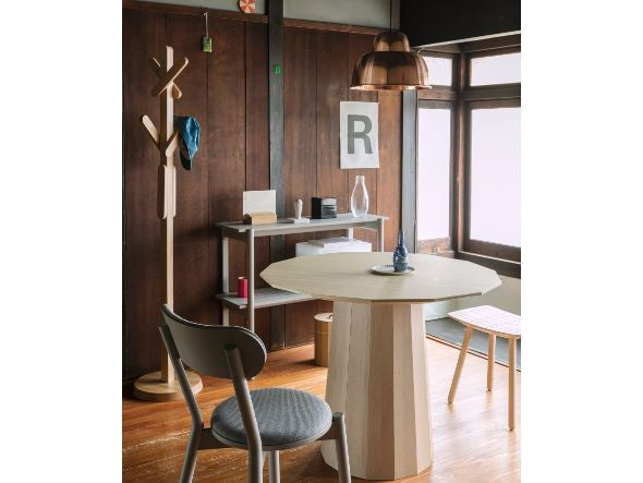 Portemanteau Signs en bois massif, BIG-GAME pour Karimoku New Standard — vue studio n°14 | Antifer