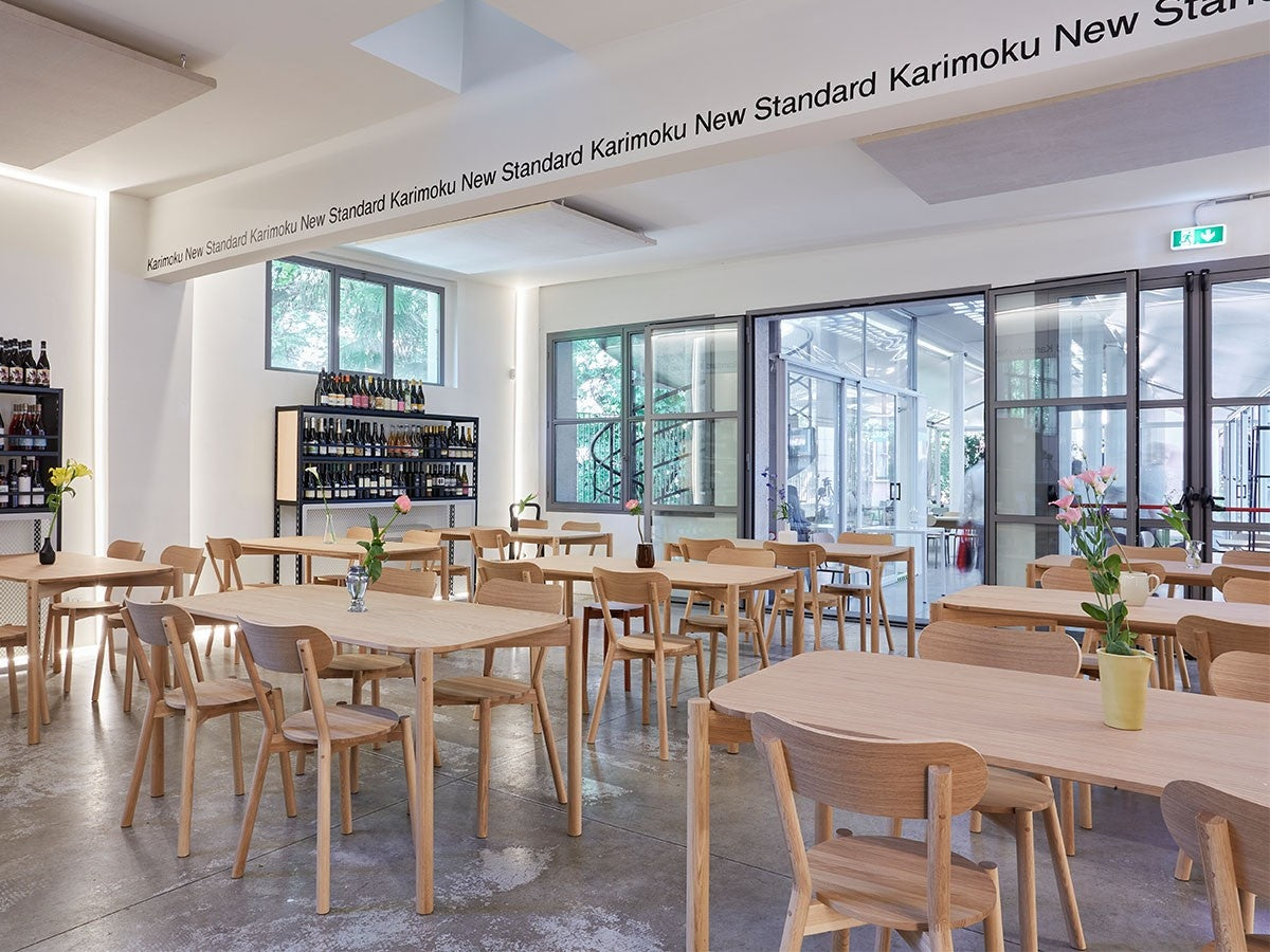 Chaises Castor et tables en chêne dans le showroom Karimoku New Standard, vue large | Antifer
