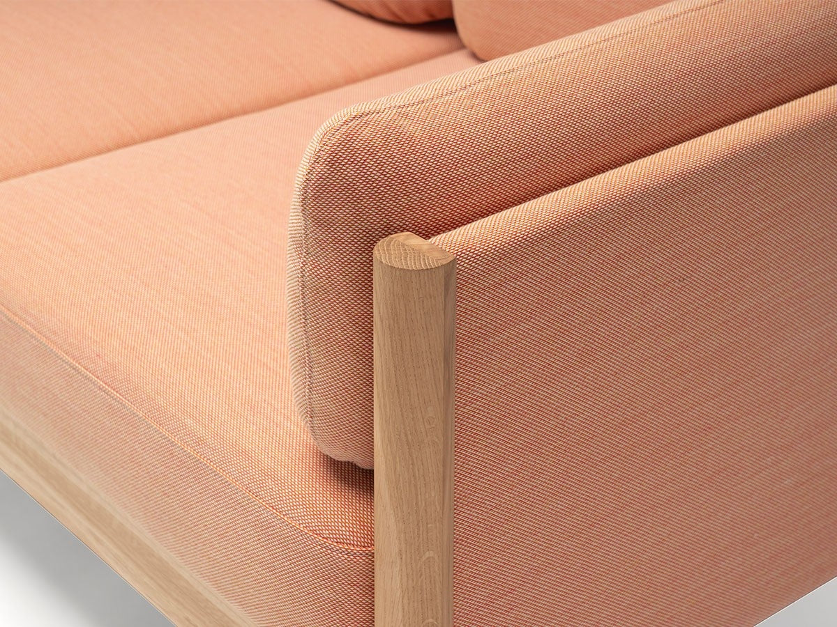 Canapé Castor Lobby 2 places en chêne massif et tissu, BIG-GAME pour Karimoku New Standard — vue studio n°15 | Antifer