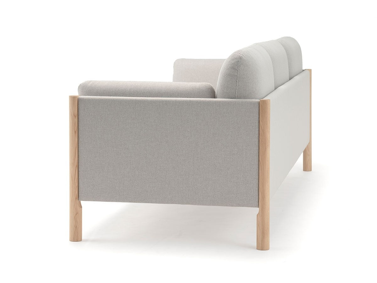 Canapé Castor Lobby 3 places en chêne massif et tissu, BIG-GAME pour Karimoku New Standard — vue studio n°15 | Antifer