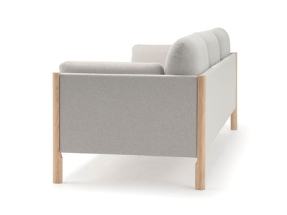Canapé Castor Lobby 3 places en chêne massif et tissu, BIG-GAME pour Karimoku New Standard — vue studio n°15 | Antifer