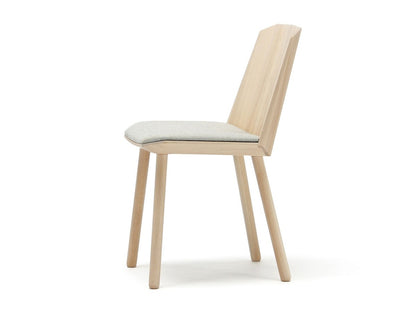 Chaise Colour Wood en bois teinté, Scholten & Baijings pour Karimoku New Standard — vue studio n°15 | Antifer