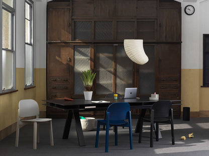 Chaise Polar en bois massif, Moritz Schlatter pour Karimoku New Standard — vue studio n°15 | Antifer