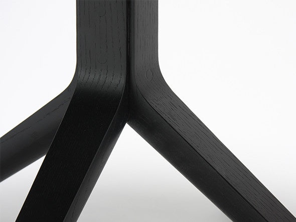 Table bistrot Scout — détail du fût noir et de son évasement en trois pieds | Antifer