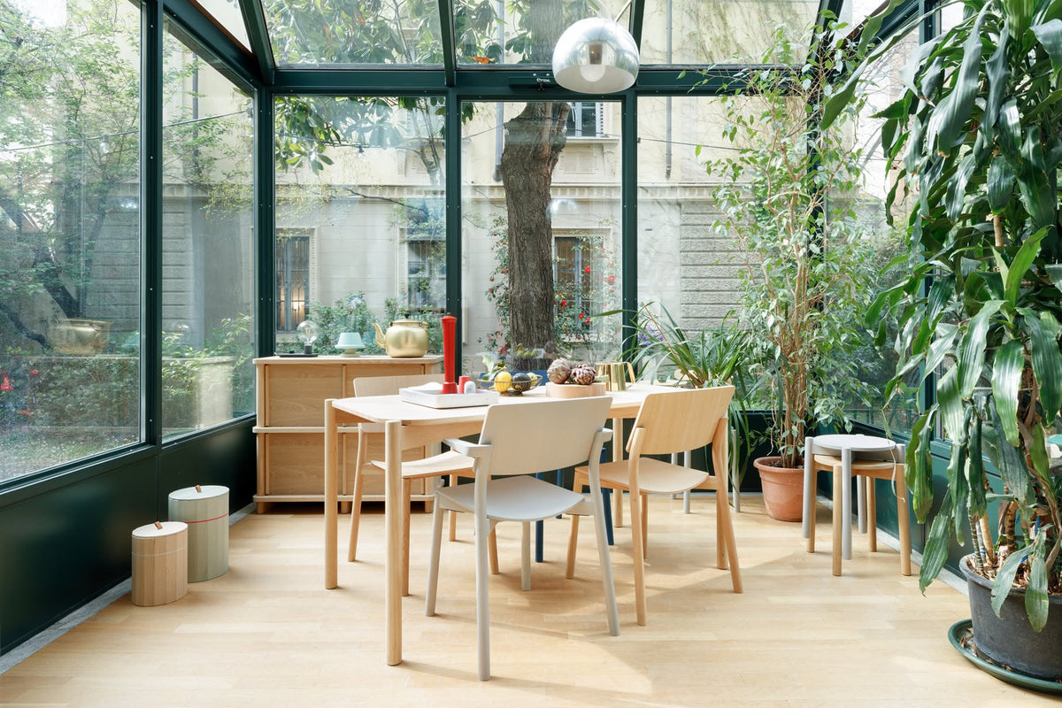Chaises Panorama autour d'une longue table dans une véranda vitrée plantée — Karimoku New Standard | Antifer
