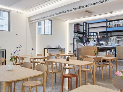 Chaises Castor dans le showroom Karimoku New Standard, vue depuis l'entrée | Antifer