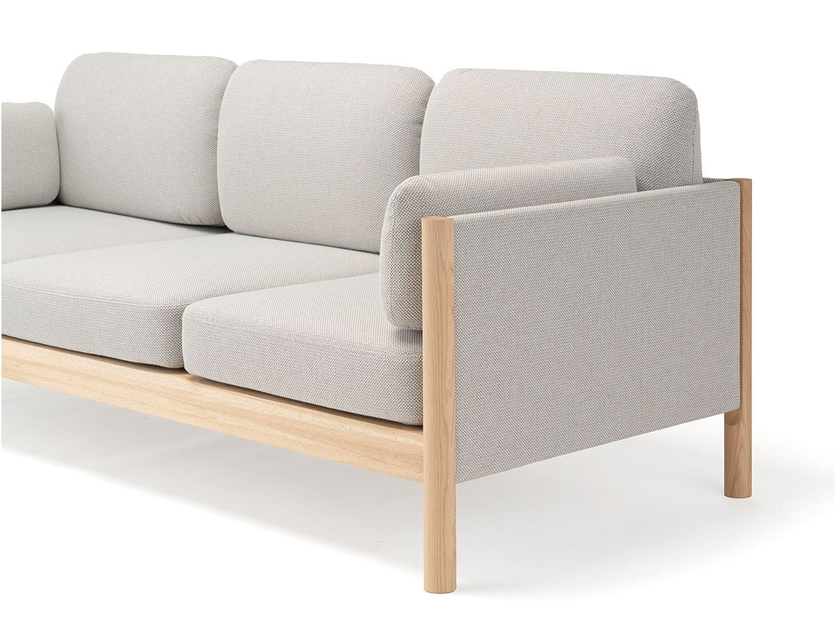 Canapé Castor Lobby 3 places en chêne massif et tissu, BIG-GAME pour Karimoku New Standard — vue studio n°16 | Antifer