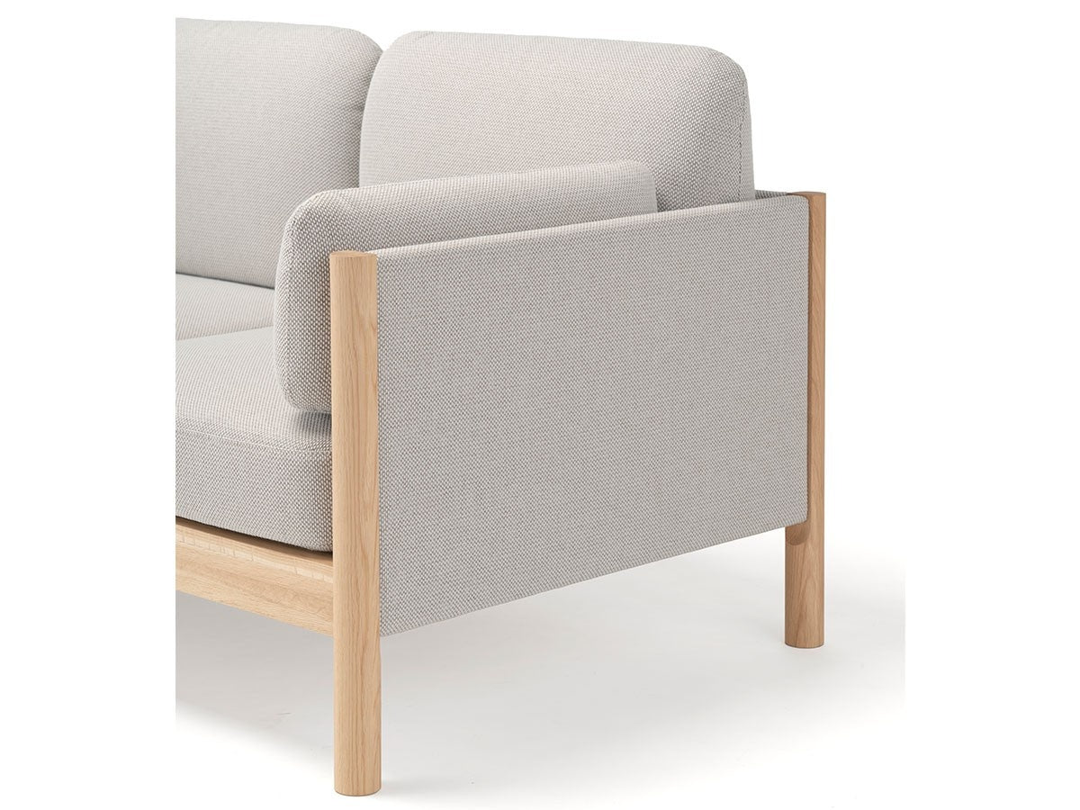 Canapé Castor Lobby 3 places en chêne massif et tissu, BIG-GAME pour Karimoku New Standard — vue studio n°17 | Antifer