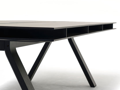 Bureau Spectrum — détail du piétement en A et du dessous du plateau en chêne teinté noir | Antifer
