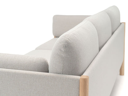 Canapé Castor Lobby 3 places en chêne massif et tissu, BIG-GAME pour Karimoku New Standard — vue studio n°18 | Antifer