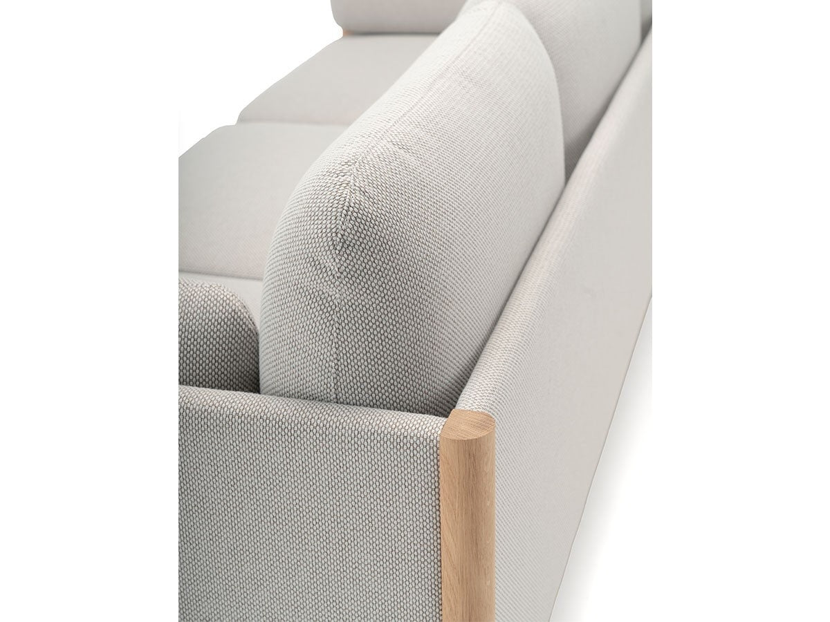 Canapé Castor Lobby 3 places en chêne massif et tissu, BIG-GAME pour Karimoku New Standard — vue studio n°19 | Antifer