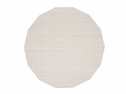 Table Colour Wood ø120 — plateau quadrillé vu à la verticale, cadrage rapproché sur les facettes | Antifer