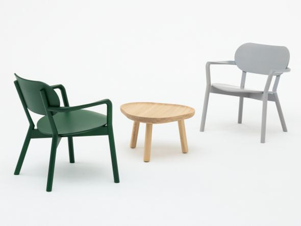 Trois fauteuils bas Castor vert et gris autour d'une table basse ronde en chêne — vue studio n°7 | Antifer